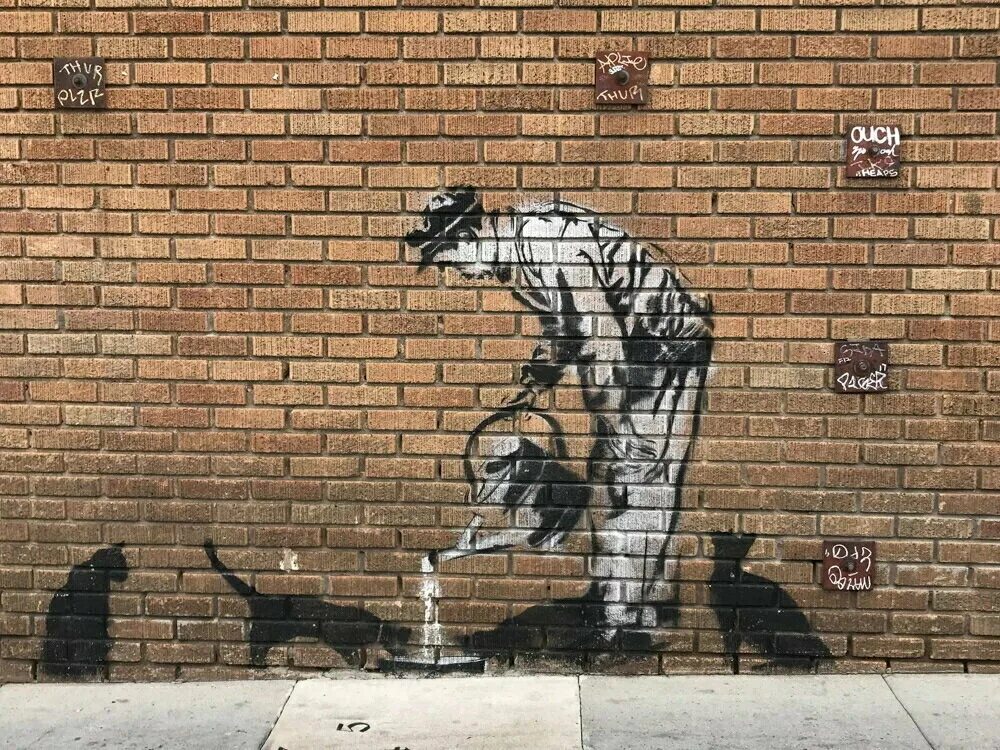 Произведения бэнкси. Бэнкси (banksy). Неизвестный художник граффити бэнкси. Бэнкси политические картины. Произведения бэнкси.