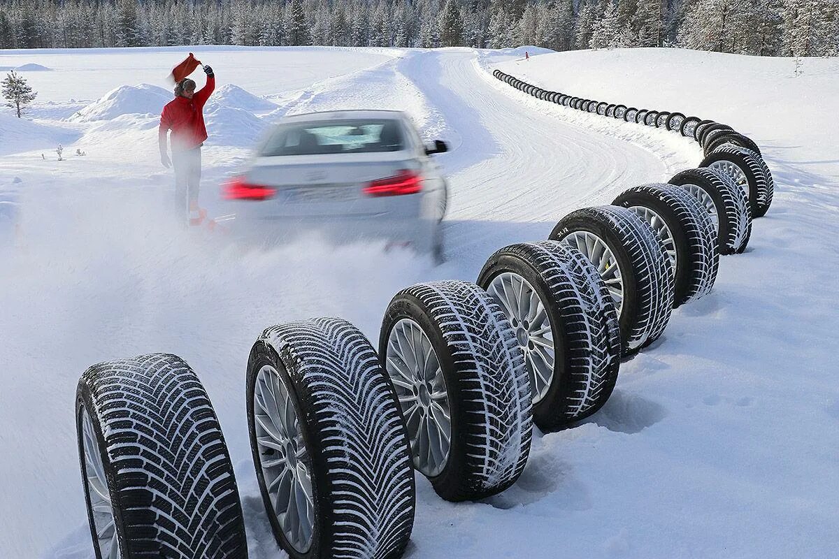 Езда на шипованной резине летом. Зимние колеса. Покрышка автомобильная. Резина. Зимняя шина для автомобиля.