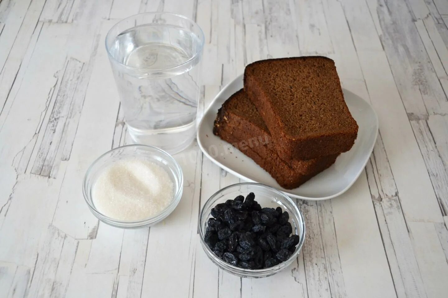 Квас домашний хлебный. Ингредиенты для ржаного хлеба. Био квас хлебный. Био квас хлебный. Хлебный квас.