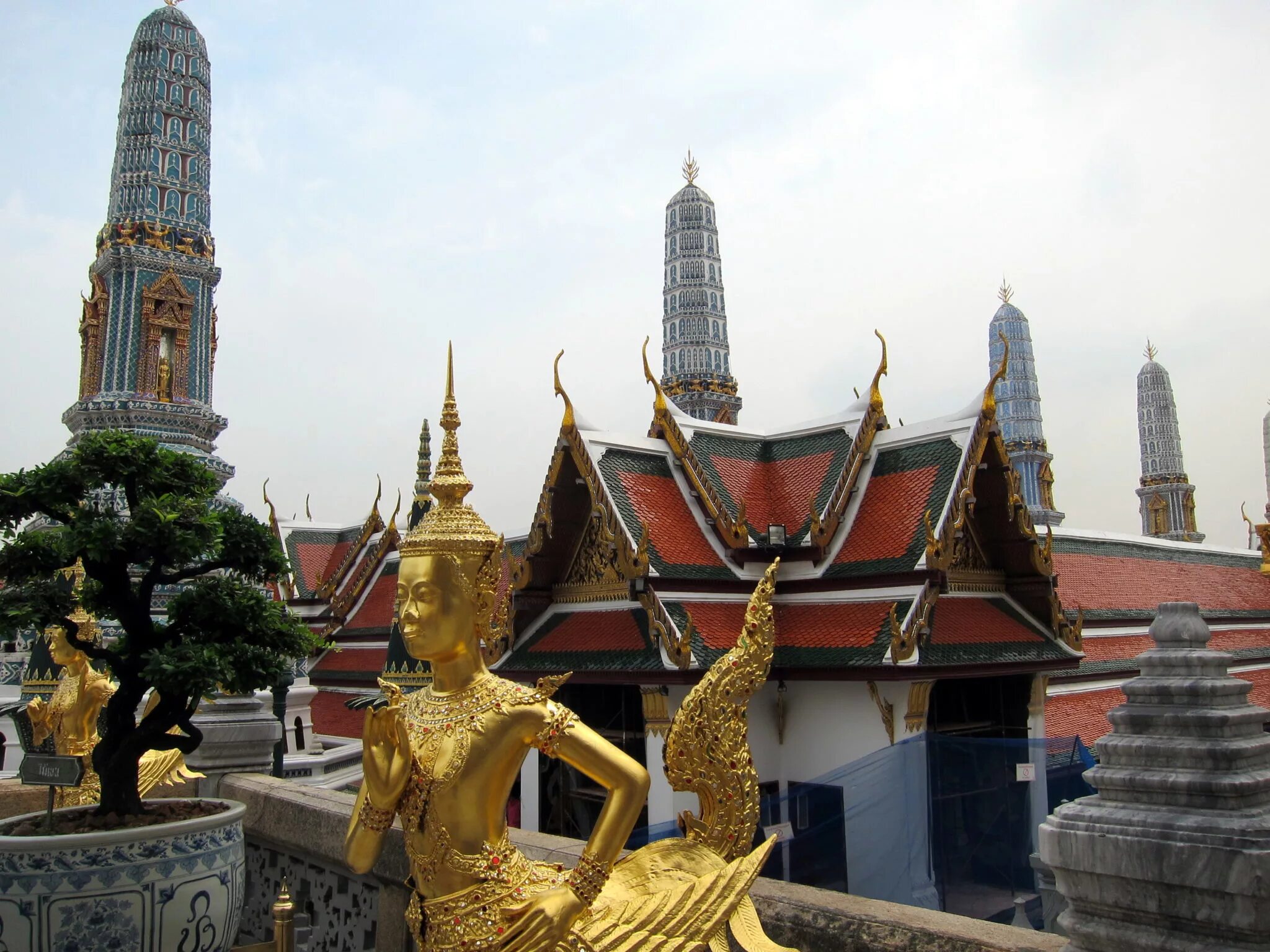 Бангкок статуя. Королевский дворец в бангкоке. bangkok достопримечательности. бангкок памятник. wat phra kaew.