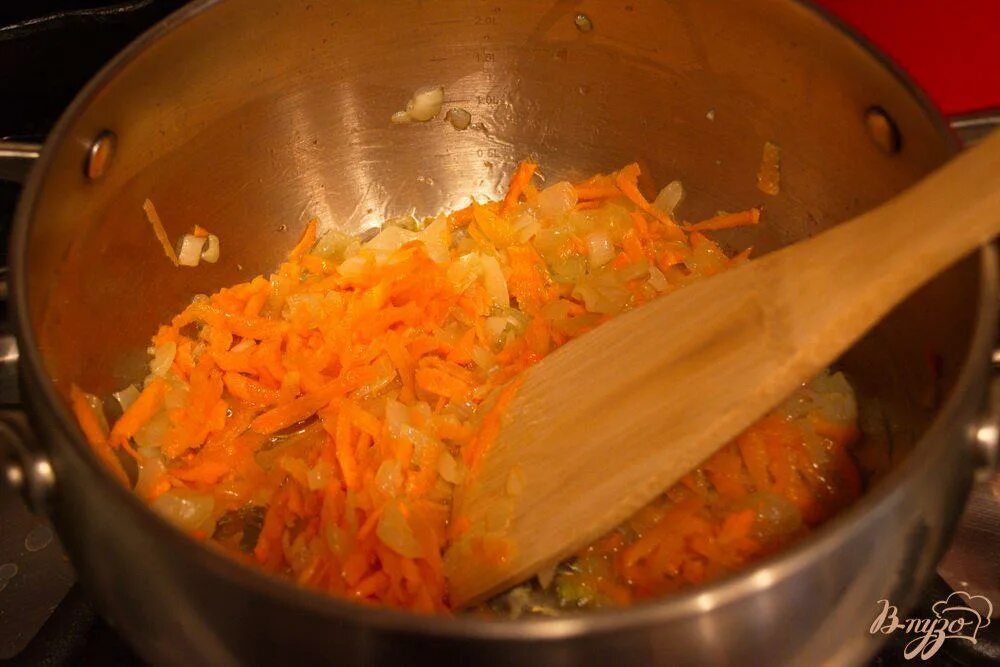 Тушеная картошка с морковью и луком в кастрюле. Тушёная морковь с луком. Морковь и лук тушатся в кастрюльке. Курица тушёная с луком и морковью в кастрюле.