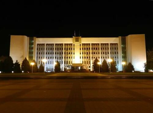Ночной майкоп. Резиденция главы Республики Адыгея. Здание президента Республики Адыгея. Белый дом Майкоп.