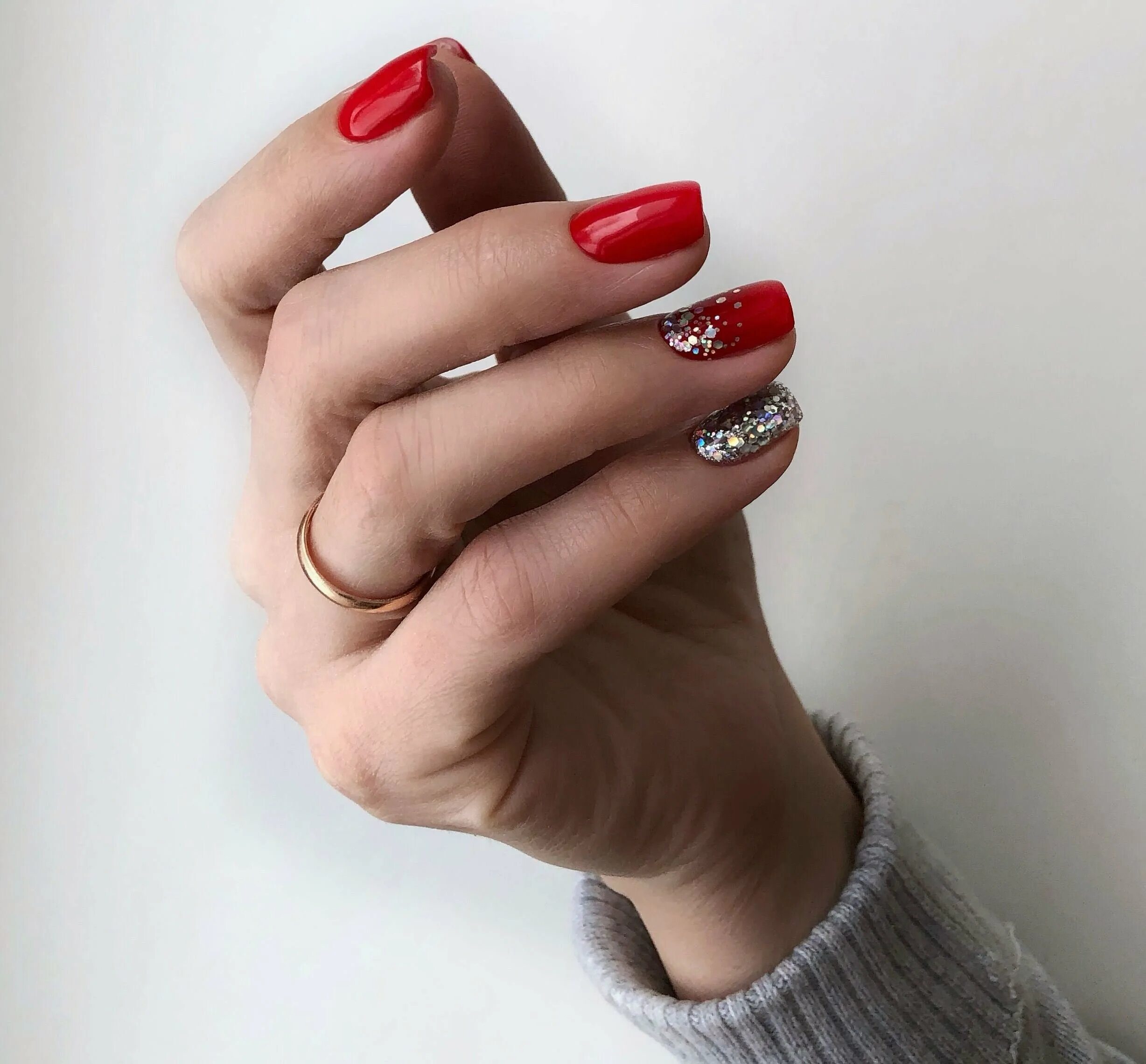 Красный маникюр квадрат. Ногти красные с блестками. Ногти красные с блестками. Красные ногти с блестками квадратные. Красные блестящие ногти.