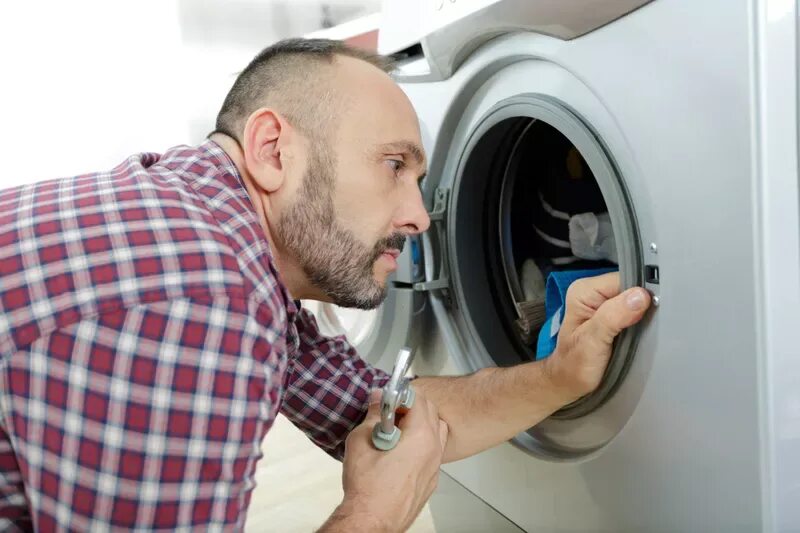 Частный мастер по ремонту стиральных машин. Washing machine repair shop. Бытовая техника. Одежда в стиральной машине. Стиральная машина стоковые фото.