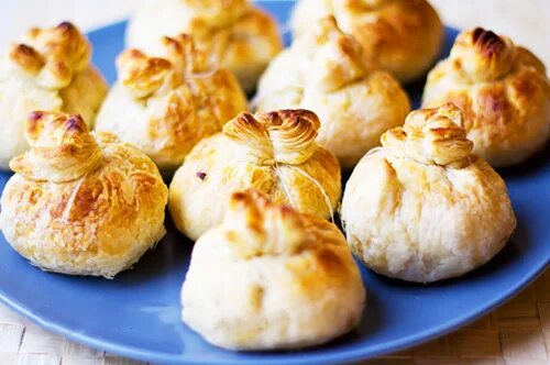 Слоеные мешочки с курицей
