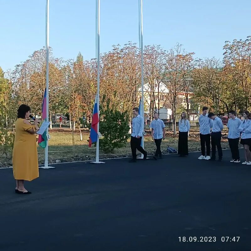 Школа 5 афипский. Одежда ик 3 димитровград. Эмблема лицея. Маоу лицей пгт. Ученик представляет проект.