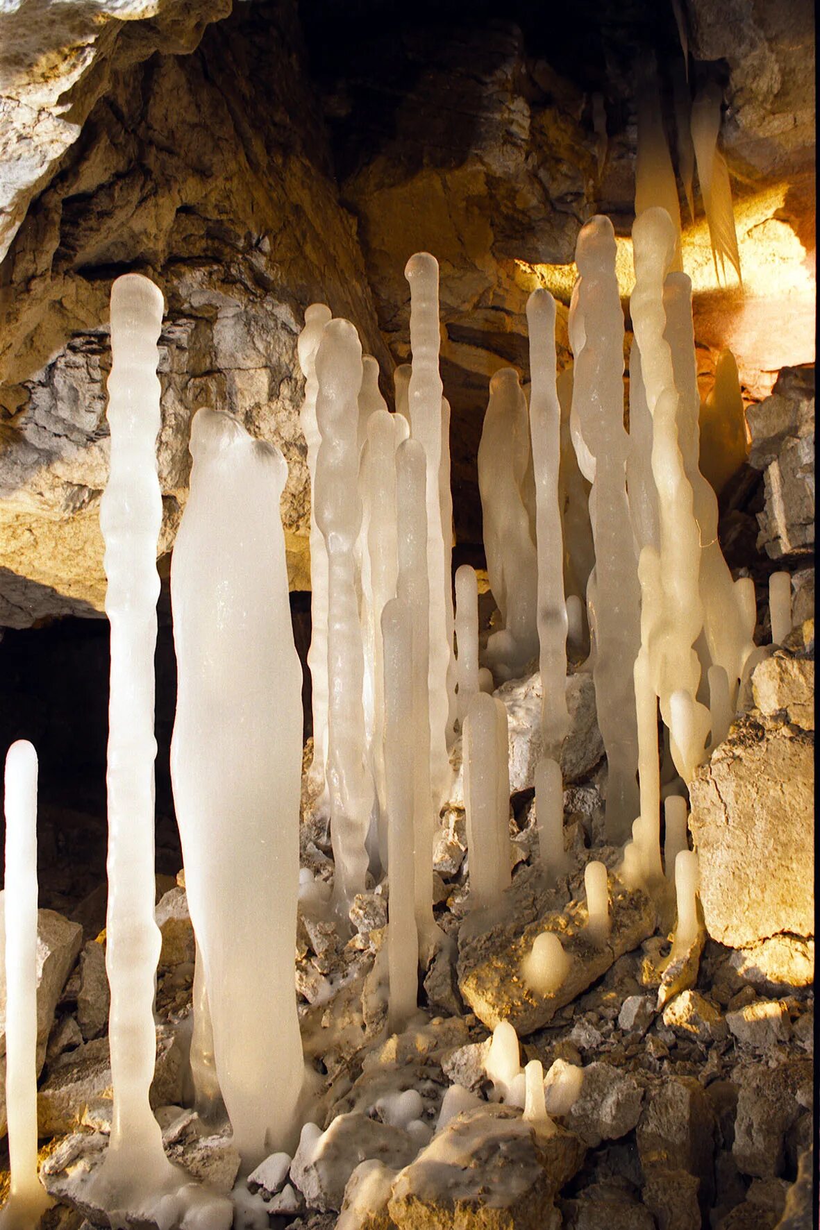 Сталагмит геншин. Сталагмит геншин. Ледяные сталагмиты. Stalactites and stalagmites. Пещера сталактиты и сталагмиты.