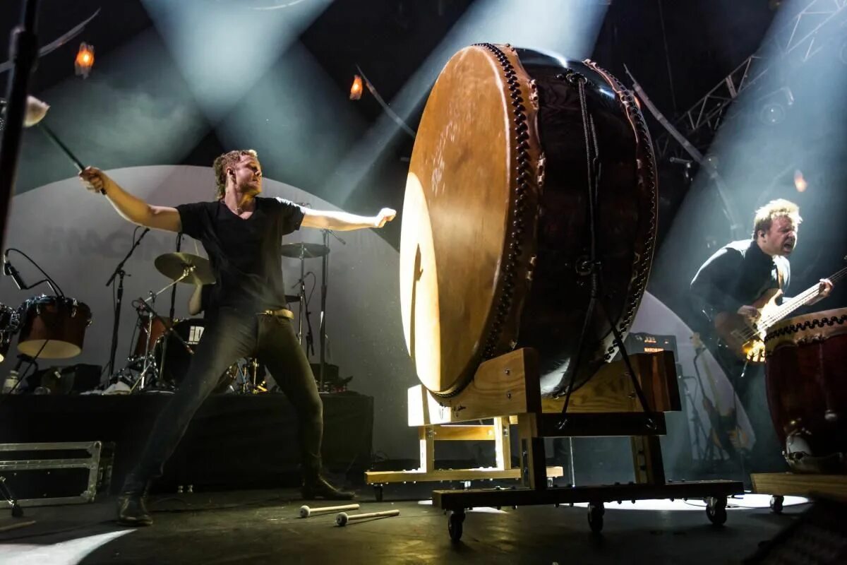 Imagine dragons amsterdam обложка. Dragons amsterdam. Imagine dragons концерт. Dragons amsterdam. On top of the world imagine dragons.