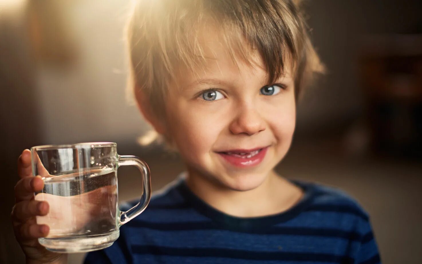 Дети воды. Мальчик со стаканом воды. Ребенок со стаканом воды. Ребенок пьет. Little boy child