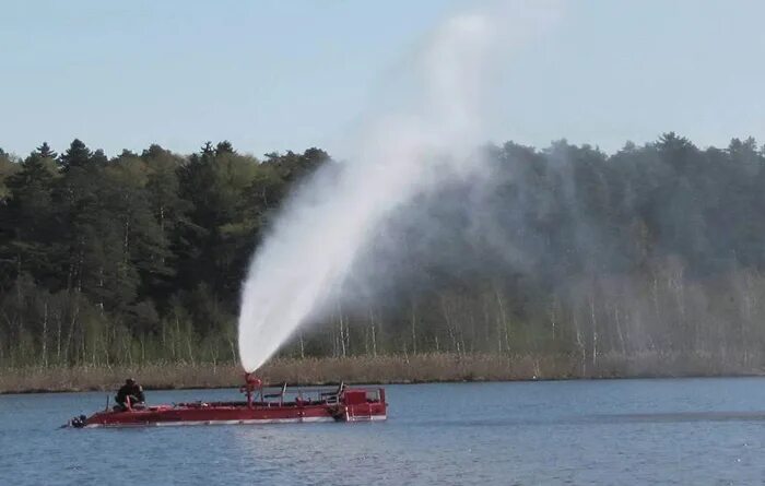 Водяной лафетный ствол. Тушение пожаров вода из реки. Забор воды из водоема АЦ 40 5557. Сплошная водяная струя.