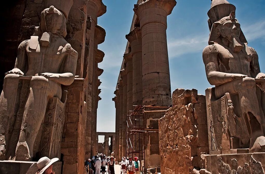 Храм в танджавуре. Абу-симбел египет. Статуи фараона аменхотепа iii (колоссы мемнона). Great living chola temples. Храм живых статуй.