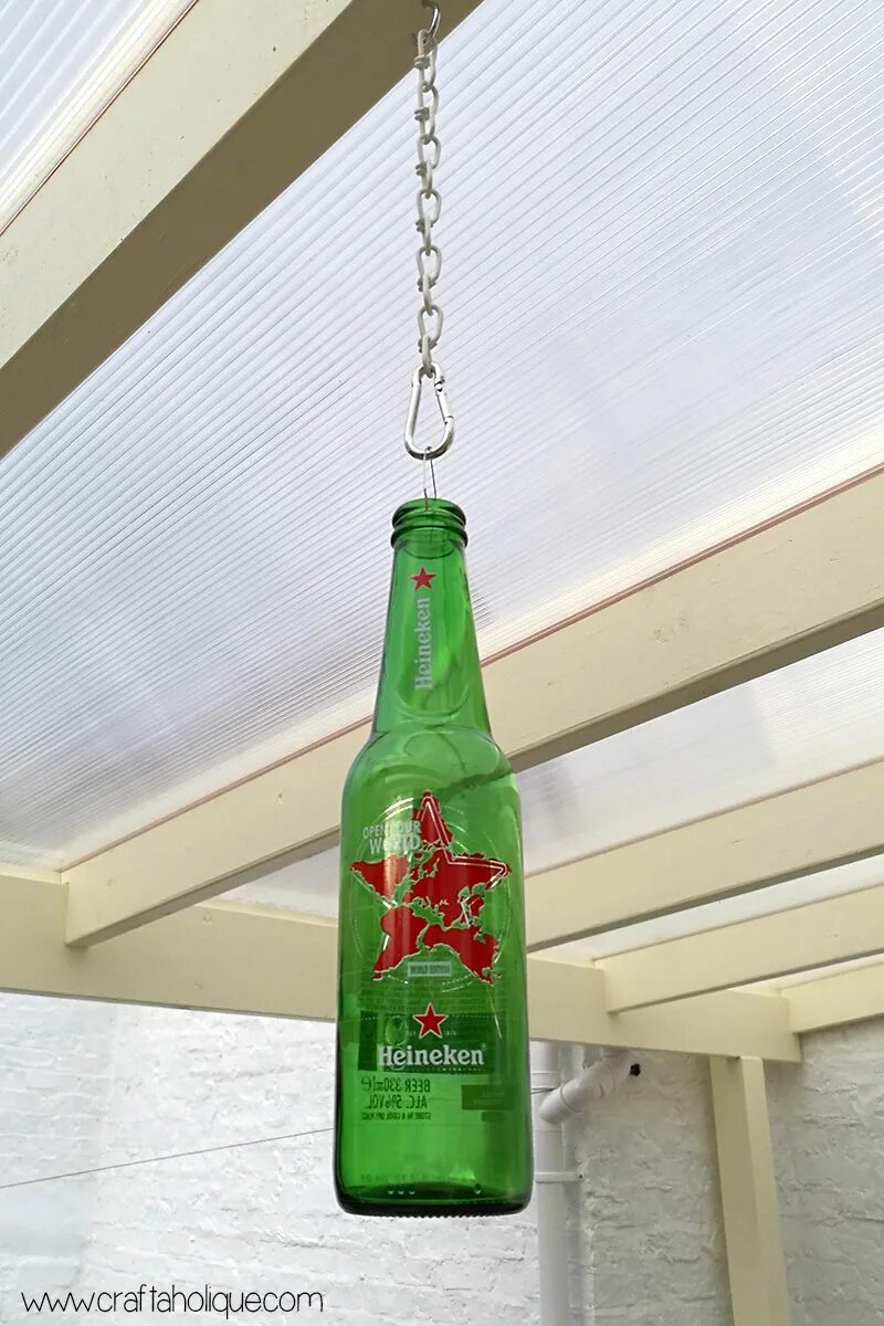 Подвесить бутылку. Декорирование стеклянных бутылок. Люстра из бутылок. Декор из пустых стеклянных бутылок. Подвесить бутылку.