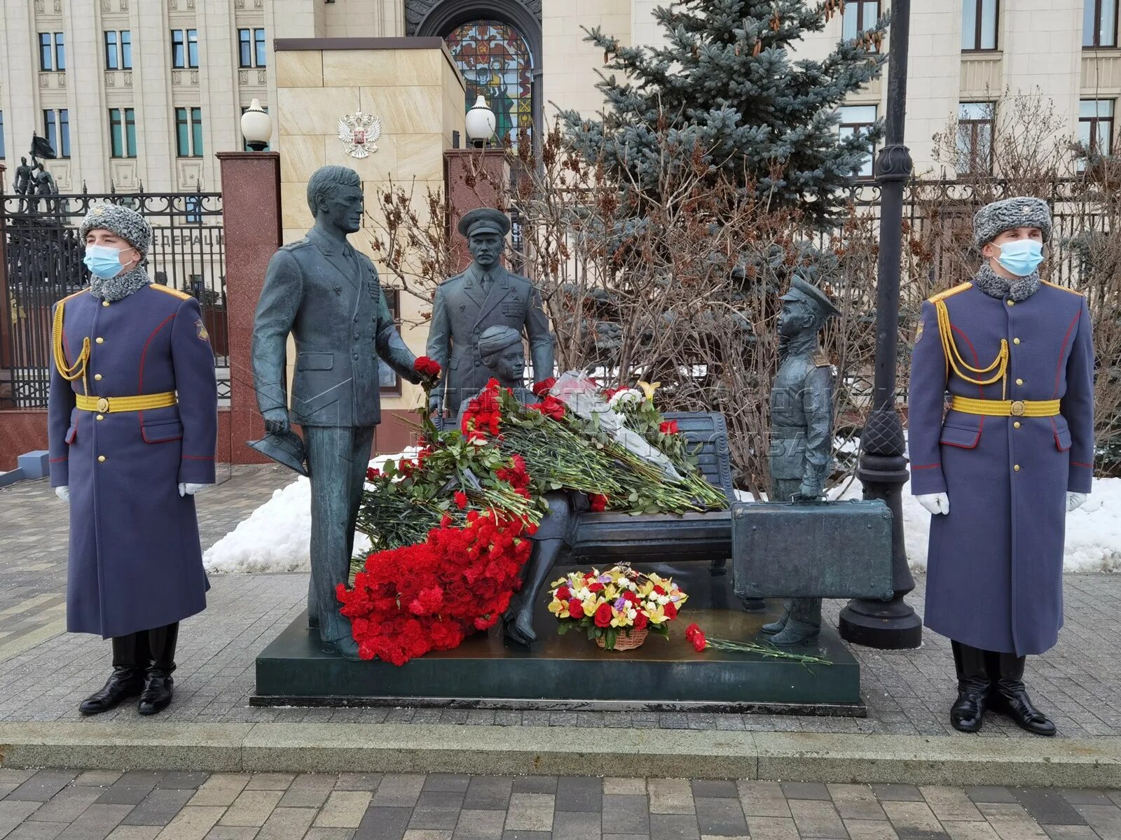 Памятник офицеры на Фрунзенской набережной. Памятники у Министерства обороны на Фрунзенской набережной. Министерство обороны РФ памятник офицеры. Памятник Василию Лановому на Фрунзенской.