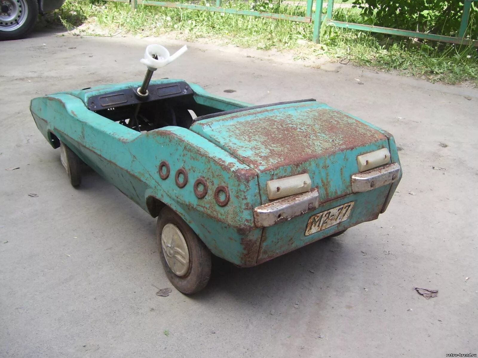 Педальный москвич stance. Детский педальный москвич. Советская детская машинка. Детская педальная машина ссср. Детский педальный москвич.