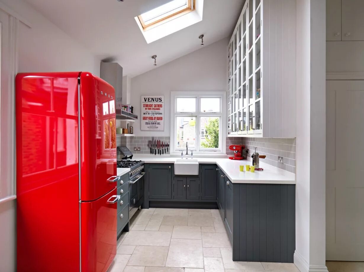 Кухня без холодильника. Красный холодильник в интерьере. Красный холодильник в интерьере кухни. Холодильник в интерьере. Необычная планировка кухни.