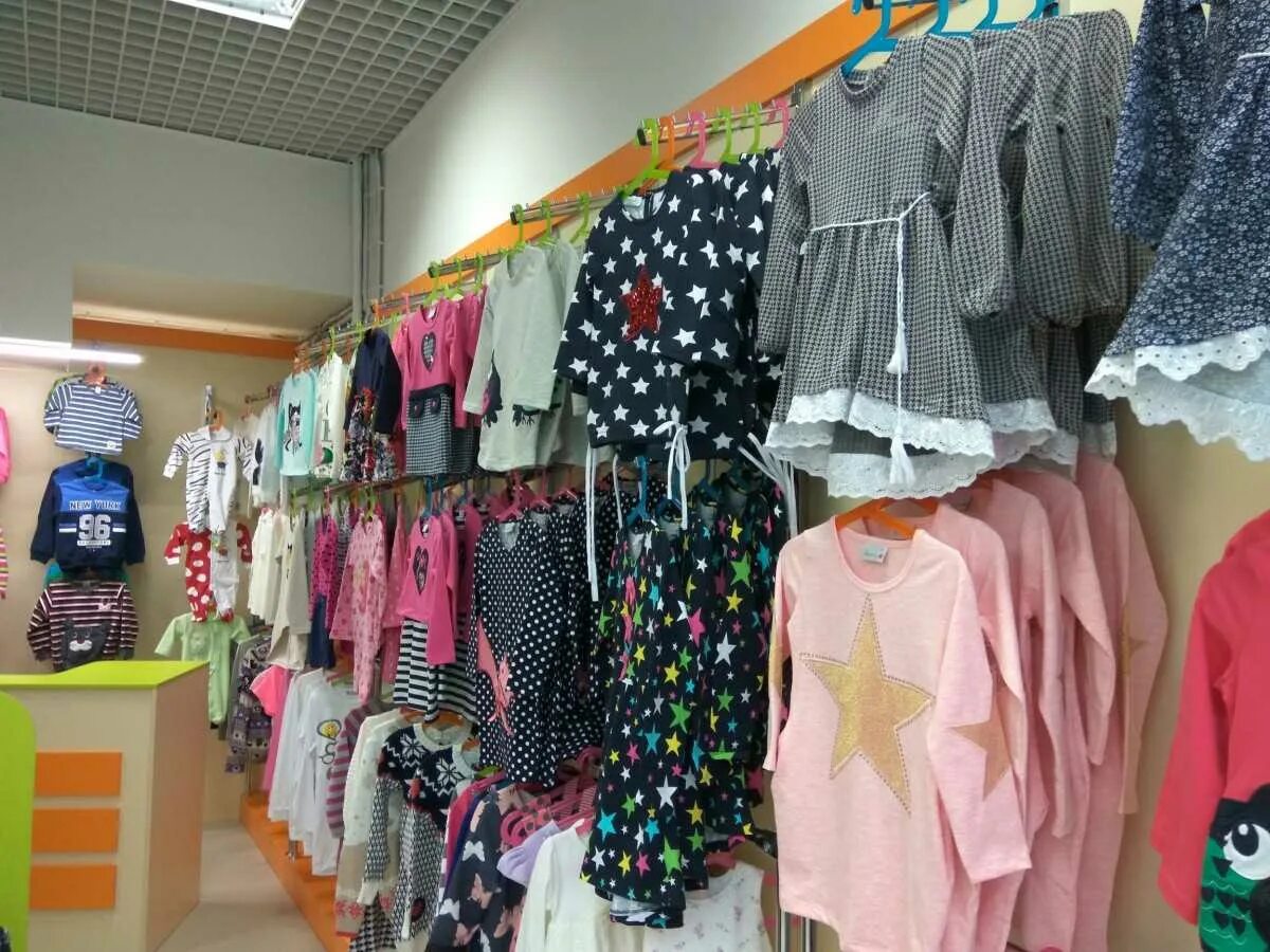 Детский магазин г. Детский отдел одежды. Магазин ltncrjqодежды. Маленький отдел детской одежды. Ассортимент детской одежды.