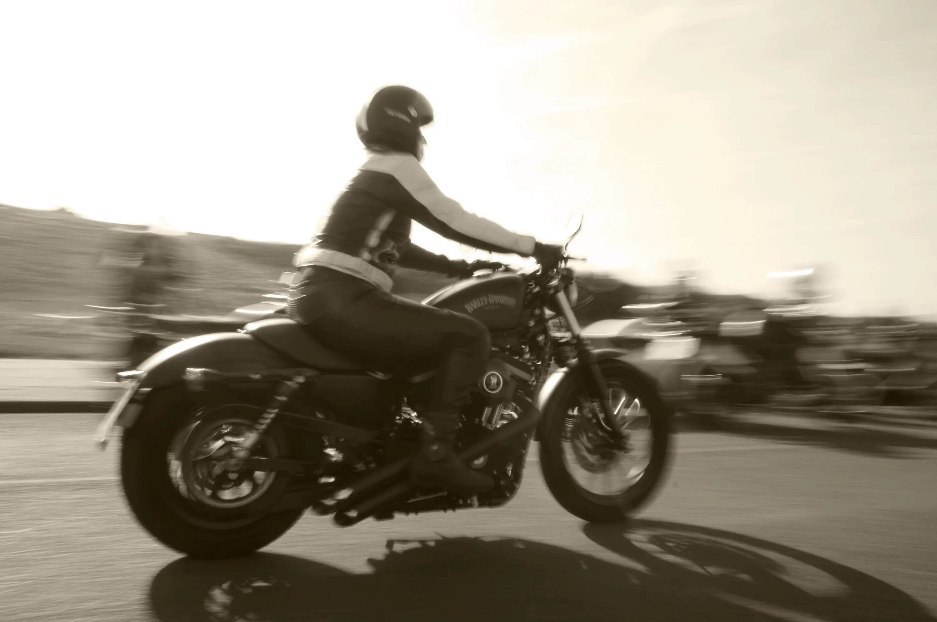 Ride a motorbike. Мотоциклист на мотоцикле. Riding motorbikes. Moto guzzi v7 classic. Мотолюбитель.