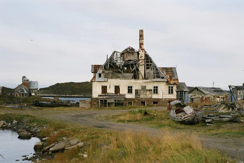 Разрушенный поселок. Заброшенные деревни России. Разваленная деревня России. Русские заброшенные деревни в России. Разрушенные деревни России.