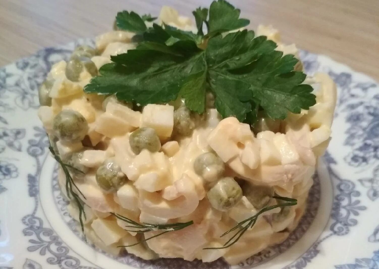 Салат с кальмарами и горошком. Салат летучий голландец с кальмарами. Салат с кальмарами зеленым горошком яйцом. Салат с кальмарами зеленым горошком яйцом. Салат с кальмарами и зеленым горошком.