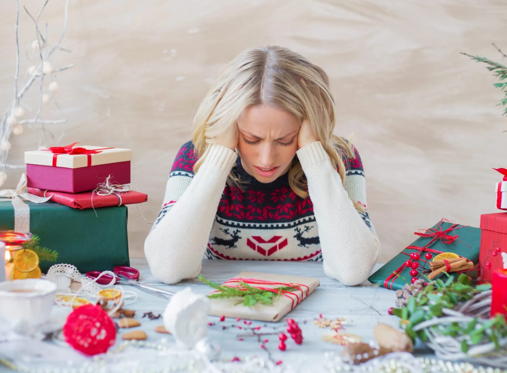 Предновогодний шоппинг. Подарок после нового года. Подарок после нового года. Парню дарят подарок на новый год. Подарок на новый год.