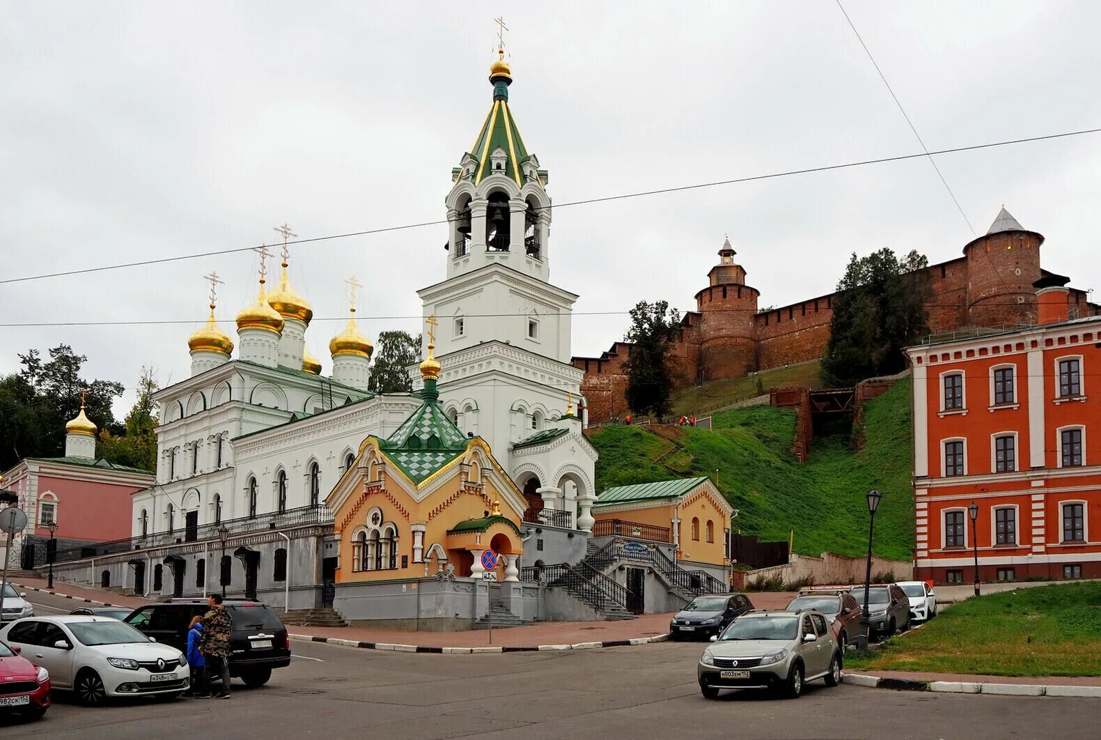 Работающие церкви в нижнем новгороде. Александро-невский новоярмарочный собор. Храмы нижнего новгорода. Александро-невский собор нижний новгород. Храм всеми́лостивого спа́са нижний новгород.
