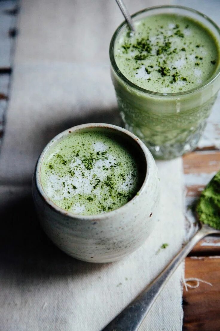 Что такое матча латте. Matcha латте. зелёный чай матча. матча зелёная. матча напиток.