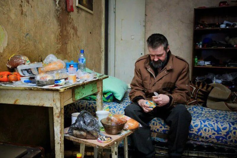 Примеры бедных людей. Бедность в России. Самый бедный человек в России.