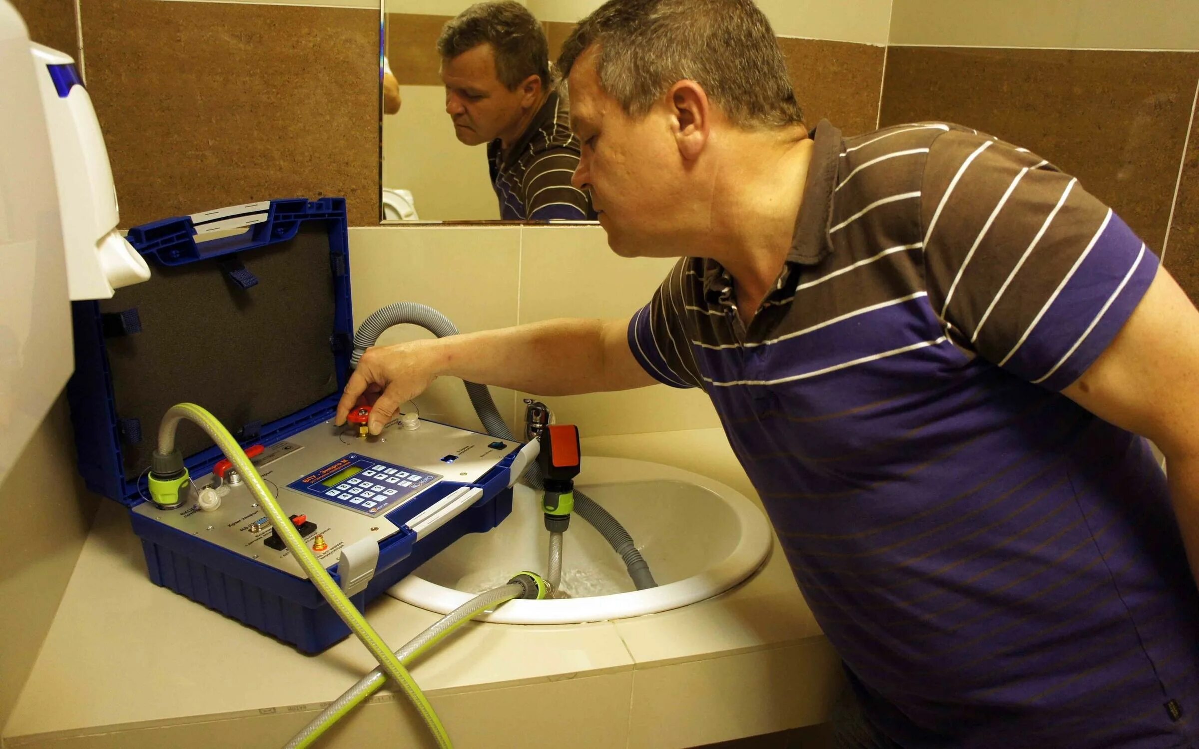 Прибор для поверки водяных счетчиков. 5395900 поверка счетчиков. Прибор для поверки счетчиков воды. Поверка счетчиков без снятия. Поверка газовых счетчиков без снятия.