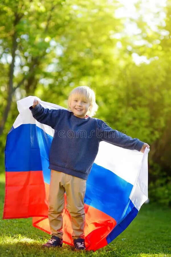Помоги мальчику флажки. Мальчик с флагом России. Дети с российским флагом. Маленький мальчик с флагом России. Флаг России для детей.