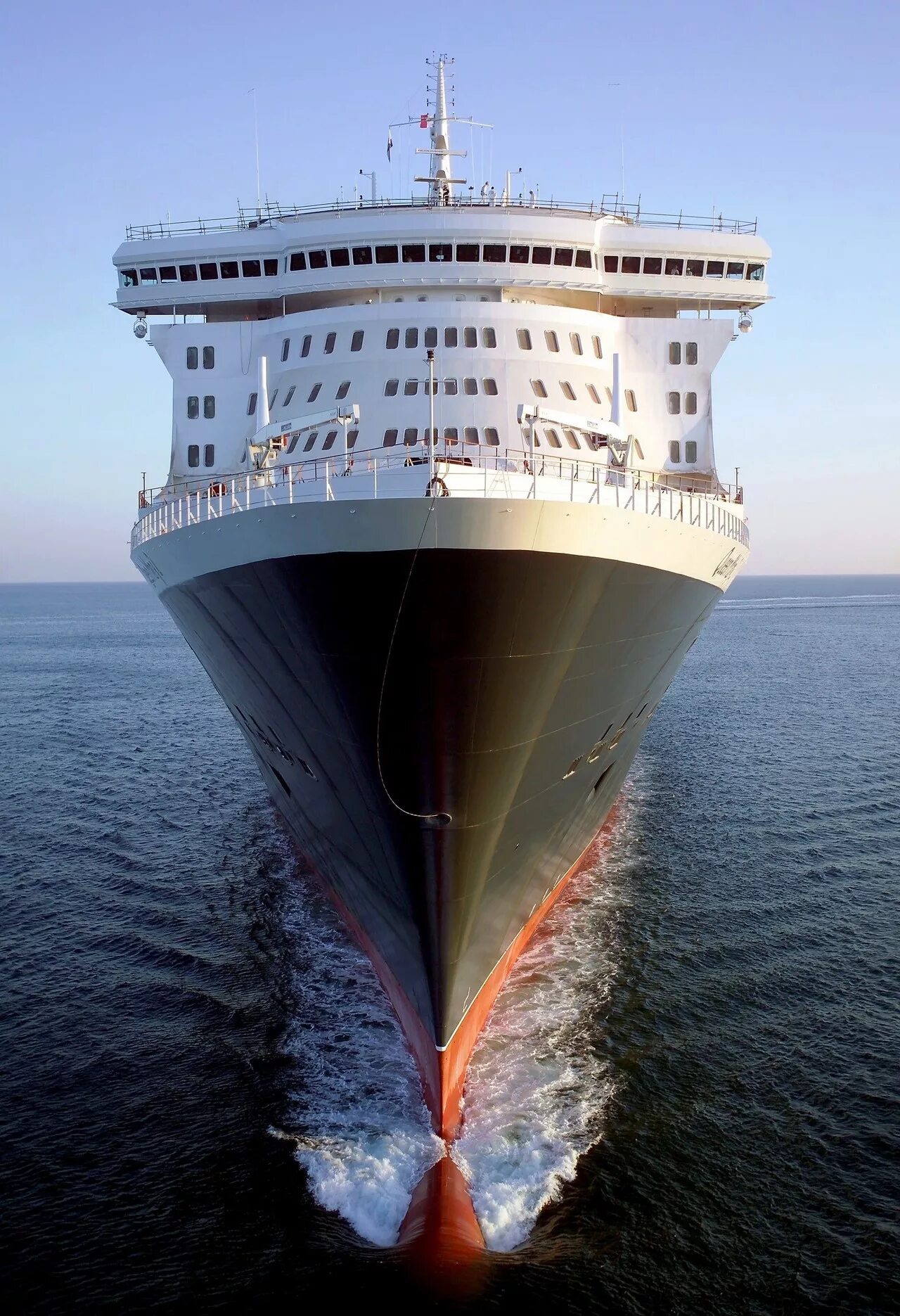 Круизный лайнер айкон. Самый большой круизный лайнер в мире. Самый большой корабль в мире лайнер. Океанский лайнер гармония морей. Самый огромный корабль в мире.