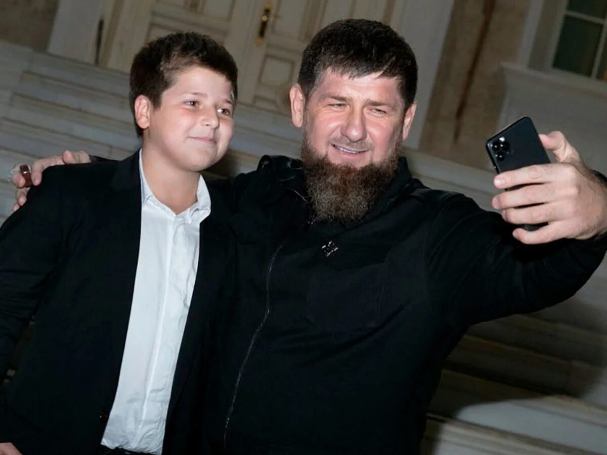 Адамов сын. Часы сына рамзана кадырова адама. адам кадыров часы. адам кадыров соцсети. вещи адама кадырова часы.