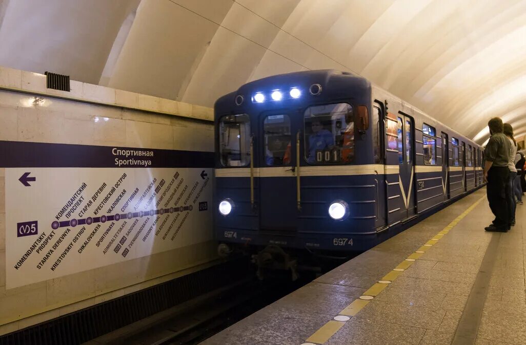 Метро спб отзывы. Петербургский метрополитен 2004. Вагоны метро Петербургский метрополитен. Поезд на станции метро Автово. "Международная-2" станция Петербургского метрополитена.