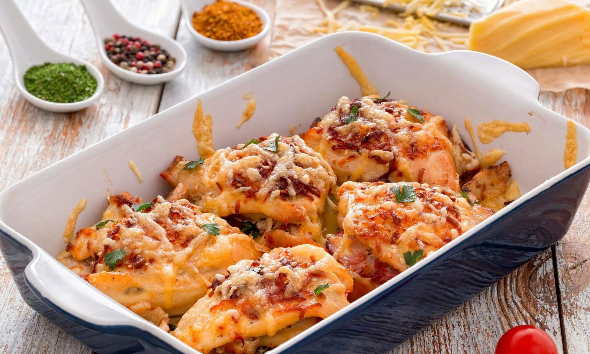 Вкусно и быстро блюдо куриного филе. Куриное филе запеченное. куриная грудка с сыром. куриная грудка под овощами с сыром в духовке. куриное филе запеченное с овощами.