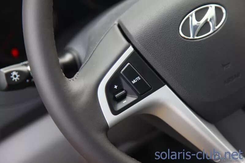 Кнопка громкости на руле солярис. Кнопки на руль hyundai solaris. мультируль солярис 1. кнопки на руль солярис 1. мультируль хендай солярис.