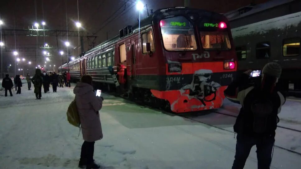 Последняя электричка. Электропоезд Горнозаводск Пермь. Поезд Пермь. Станции электричек Пермь.