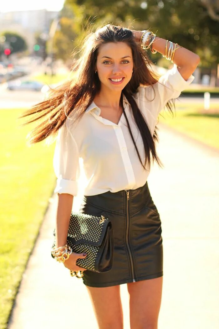 Кожаная юбка. Блуза с кожаной юбкой. Кожаная юбка и белая рубашка. Коданная ббка и блущка. Синяя кожаная юбка.