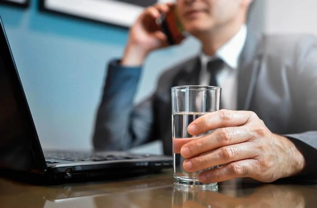 Вода в офисе. Человек пьет воду в офисе. Стакан воды в офисе. Работа воды. Набирает стакан воды