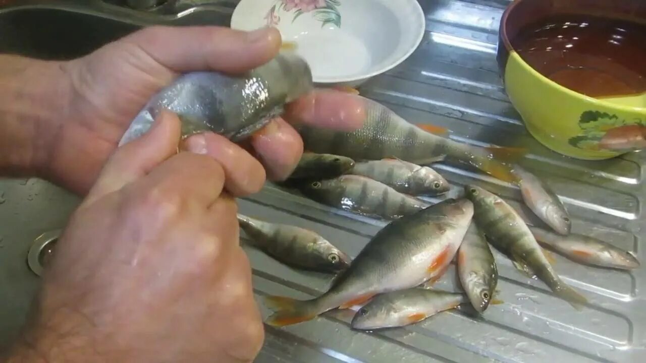 Как быстро чистить окуня видео. Чистка рыбы. лайфхак чистка окуня. быстро почистить окуня.