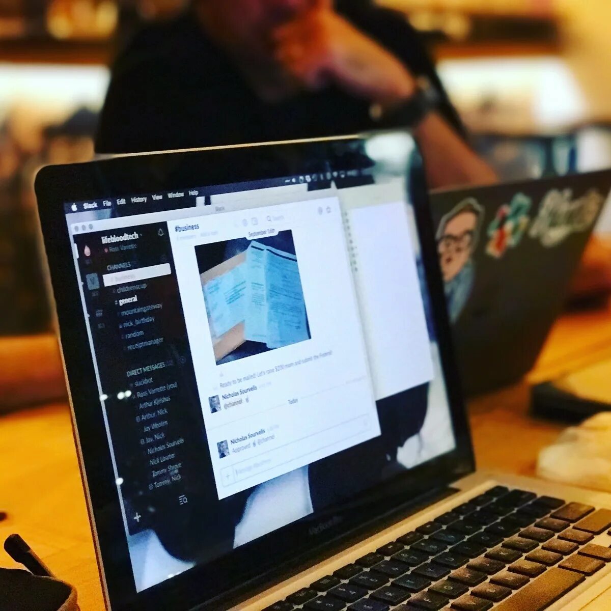 Провод с фотоаппарата на телефон. Профессиональный компьютер. Человек телевизор. Информационные технологии в дизайне. Передает компьютер.