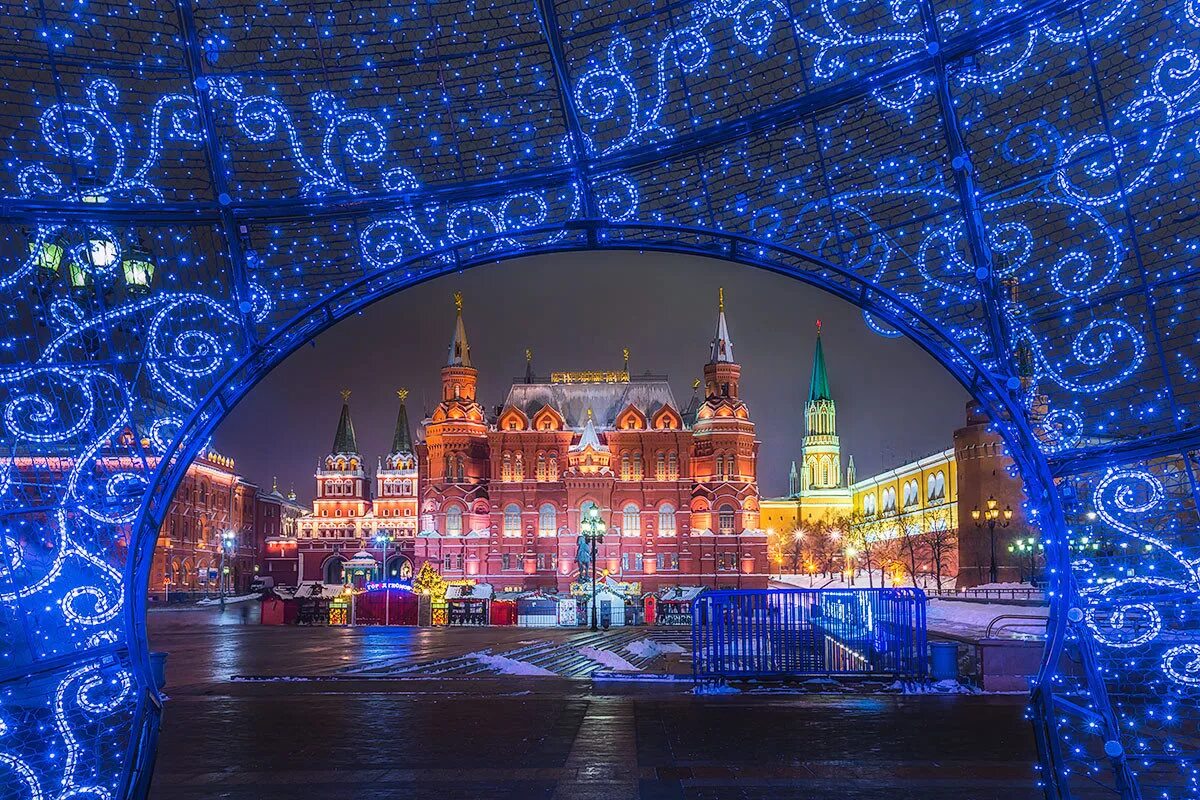 Москва где украсили. Красная площадь, "Зарядье", Манежная площадь, ул. Тверская. Новогодняя иллюминация Московский Кремль. Суриков иллюминация Московского Кремля. Красная площадь новый год.