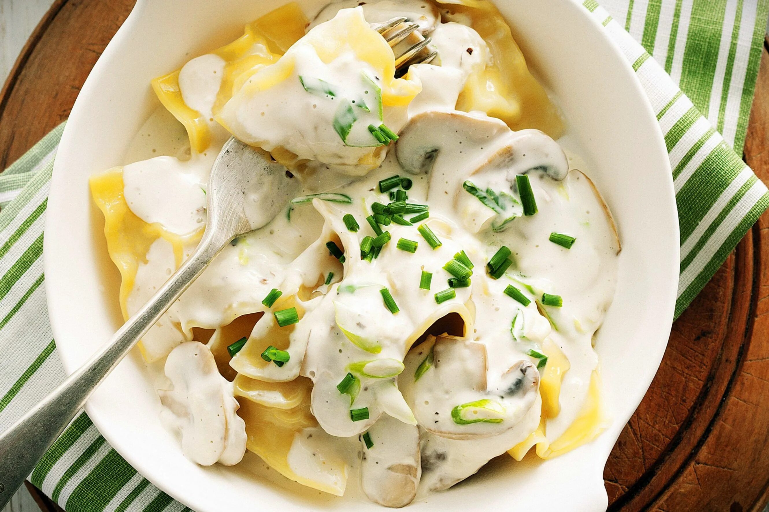 Спагетти для пасты карбонара. Ингредиенты альфредо. Соус карбонара для спагетти. Соус цахтон. Сливочный соус со сметаной и сыром.