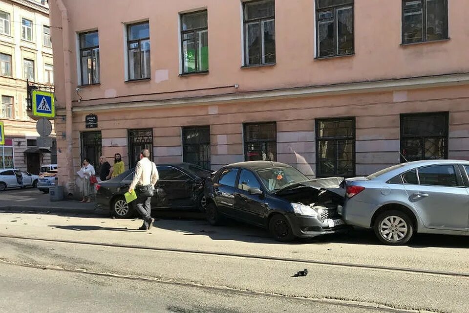 Происшествие в центре. Припаркованные машины в центре СПБ. Авария с трамваем на свечном переулке. Мерседесы на улице Питера. Происшествие на Коломенской улице.