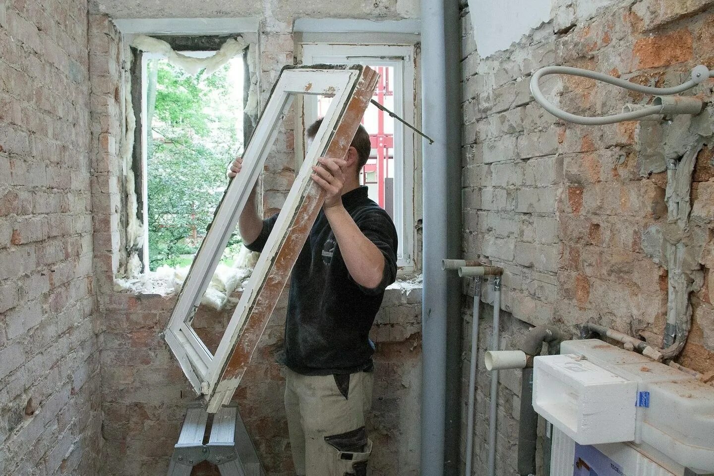 Монтаж окон пвх. Демонтаж пластиковых окон работу. Демонтаж окон. Монтаж окон и дверей. Монтаж окон.