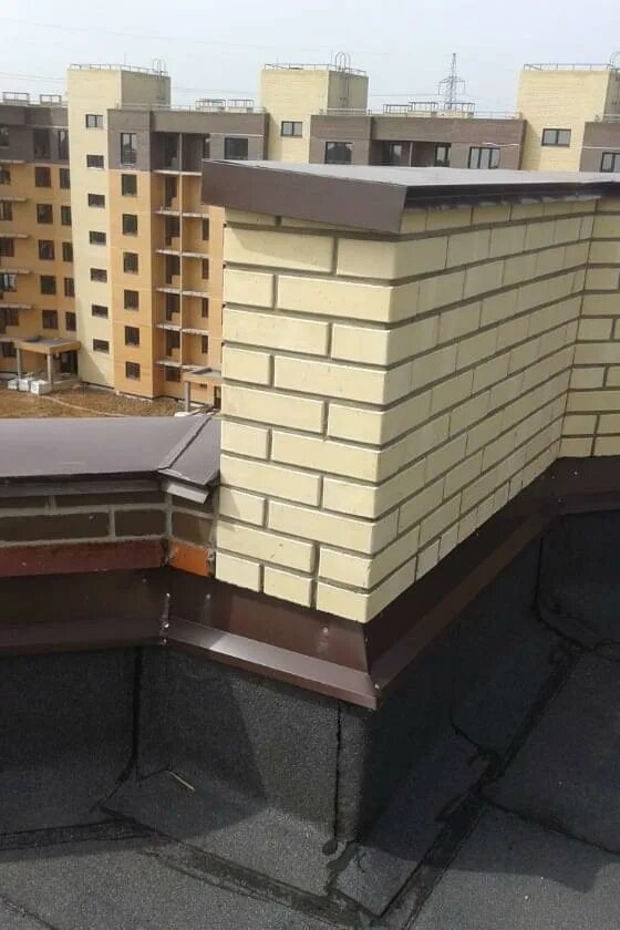 Парапет под. Парапет на забор. Парапет плоский 20*100*560*100*20*2000 оцинкованная сталь. Парапетная крышка 6005 2,5м для забора фундамента. Парапет металлический.