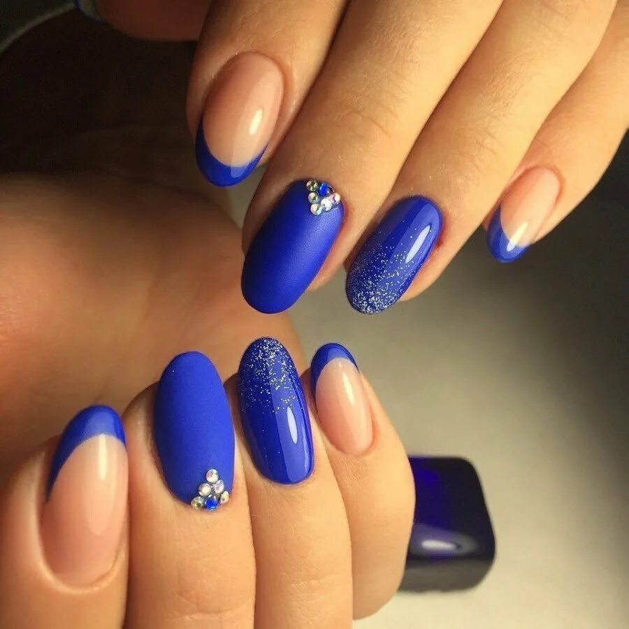 Дизайн ногтей синий короткие ногти. Синий маникюр. Маникюр синего цвета. Маникюр под синее платье. Гелевые ногти синие.