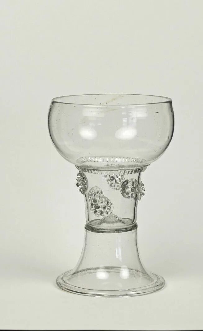 1700 1720. Рёмер бокал старинный. Средневековые бокалы из стекла. Бокал средневековый стекло. Стеклянный бокал средневековый.