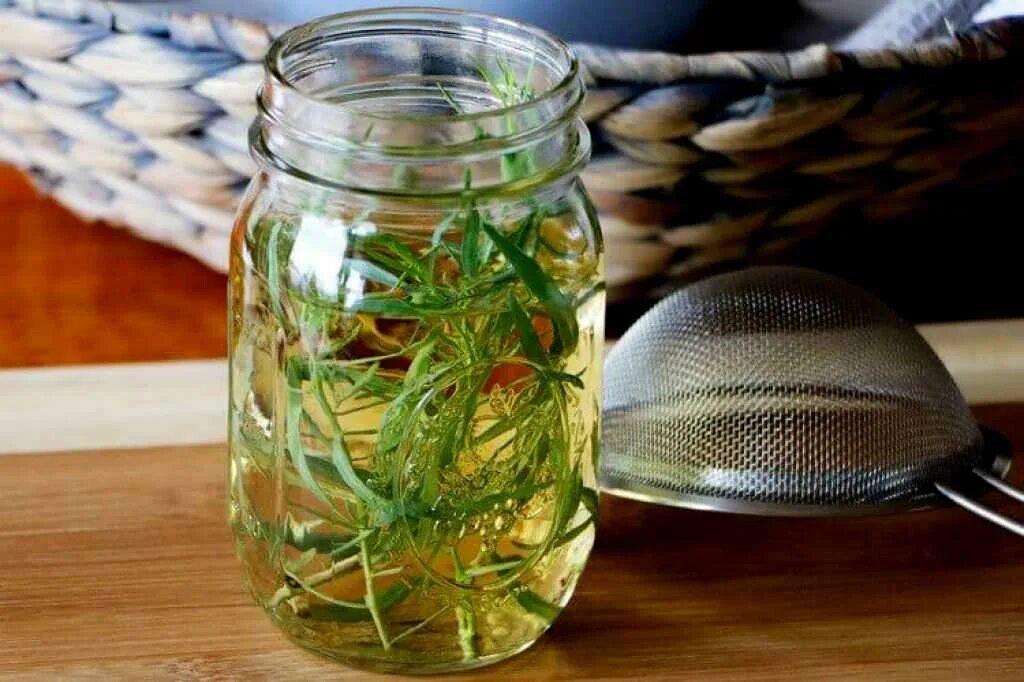 Спиртовая настойка прополиса. Свекольный сок живой. Ягодный чай. Травяная настойка. Отвар от гипертонии.