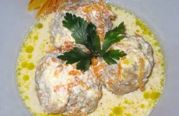 ежики с рисом в сметанном. ёжики из фарша с рисом в духовке в сметанном соусе. ежики с рисом в сметанном. тефтели ежики в сметанном соусе. ежики с рисом в сметанном.