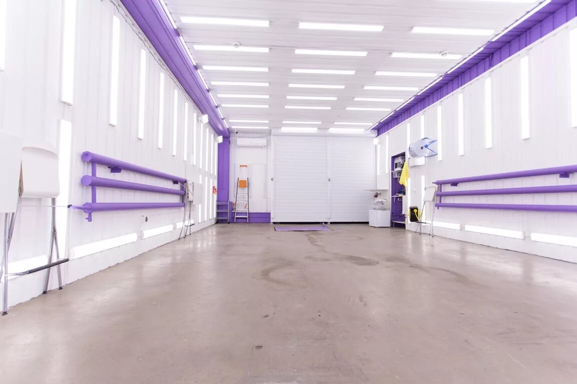 Помещение детейлинг аренда. Автомойка на парковке тц. Бокс автомойки. Гараж для детейлинга. Помещение гаража.