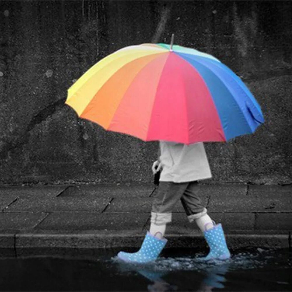 Дожди усилить. Под зонтиком. Дождь зонтик. Человек с зонтиком под дождем. Зонт под дождем.